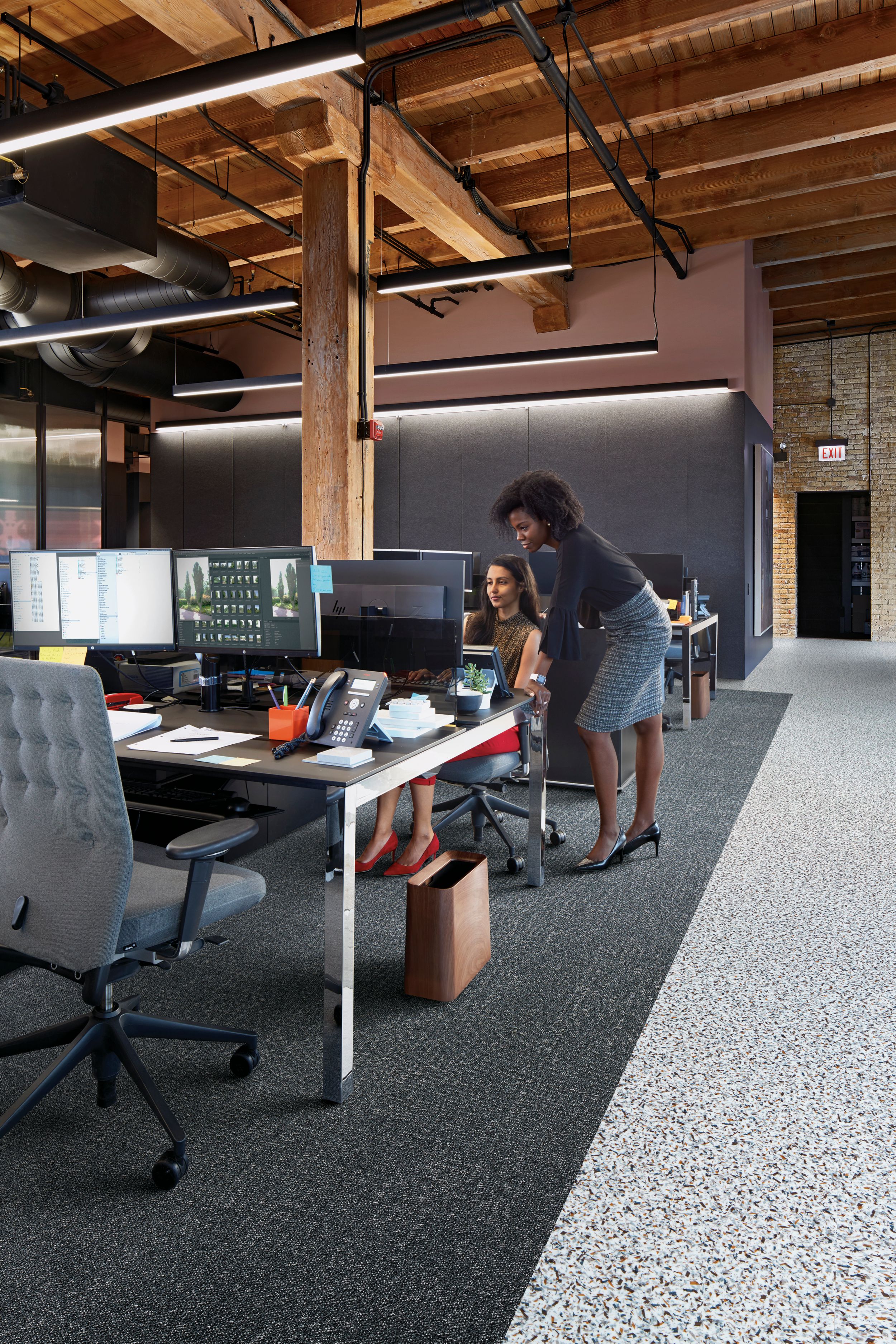 Interface Step it Up and Walk on By carpet tile in common work space with two people número de imagen 8